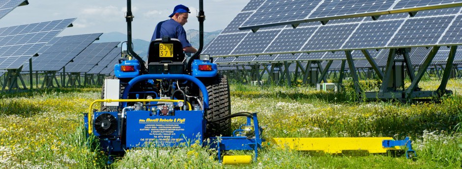 Macchina per il taglio dell'erba sotto le strutture dei moduli fotovoltaici